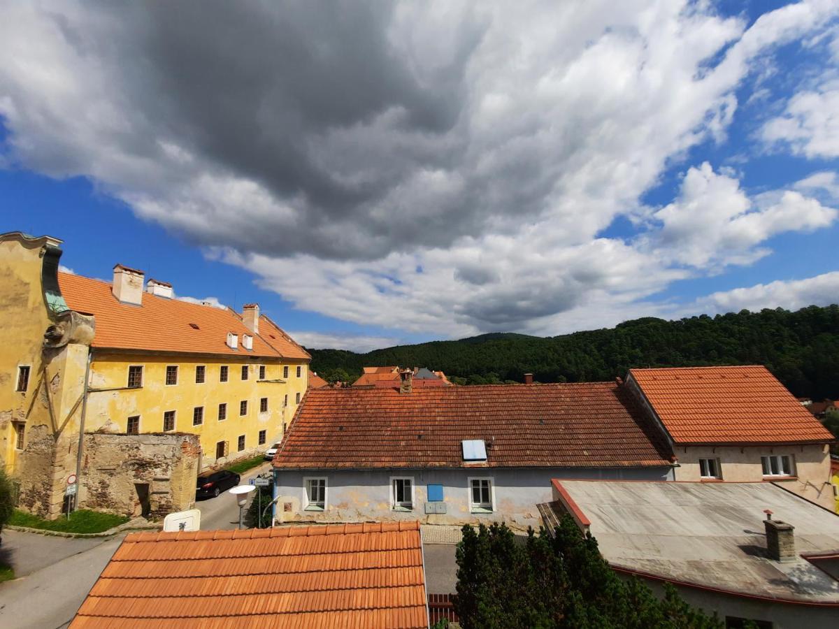 Penzion Zahrada Nad Rekou, Restaurace A Kavarna - Parkovani Gratis Zlatá Koruna Exterior foto
